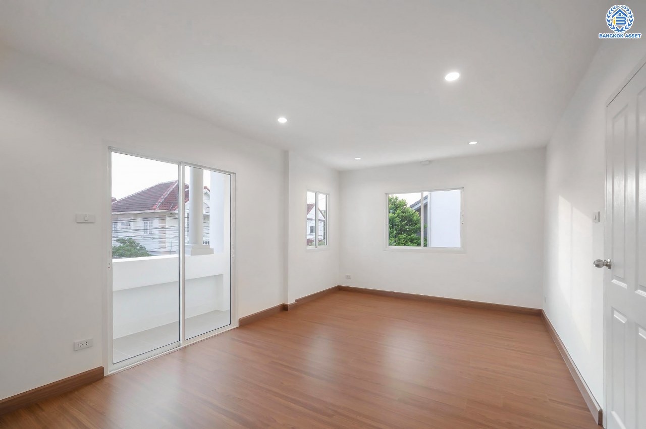 บ้านมือสองตกแต่งใหม่ โครงการ มณียา2 รัตนาธิเบศร์-ท่าอิฐ แบรนด์ Property Perfect หลังใหญ่ เนื้อที่ 50 ตร.ว. ฟังก์ชันครบ 3 ห้องนอน 2 ห้องน้ำ 1 ห้องอเนกประสงค์ 1 ที่จอดรถ บนทำเลเชื่อมต่อถนนรัตนาธิเบศร์ และถนนราชพฤกษ์ ใจกลาง 2 เซ็นทรัลฯ ใกล้รถไฟฟ้าสายสีม่วง "สถานีบางรักน้อยท่าอิฐ" และทางด่วน "งามวงศ์วาน"